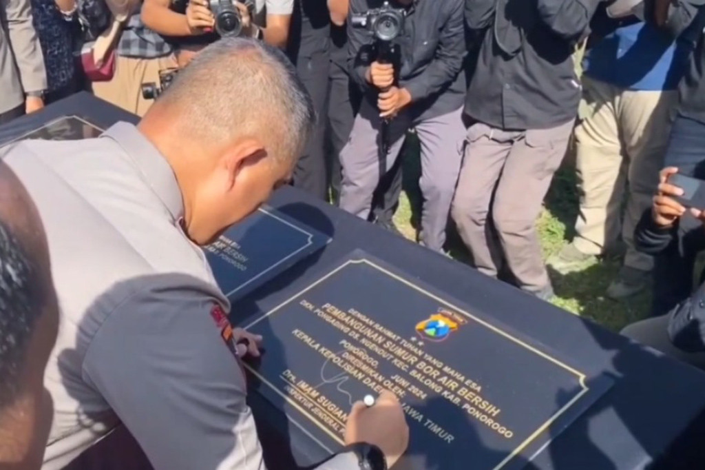 Kekeringan dan krisis air bersih akibat musim kemarau masih menjadi masalah bagi sejumlah daerah di Jawa Timur. Untuk mengatasi permasalahan itu, Polda Jatim membangun 48 titik sumur bor, yang 27 diantaranya sudah resmi dioperasikan. Sumur bor tersebut dibangun disejumlah daerah yang kerap dilanda kekeringan.