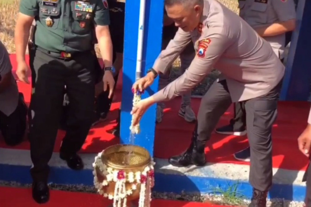 Dalam sambutannya, kapolda mengatakan, selain untuk memenuhi kebutuhan sehari-hari, air dari sumur bor ini juga bisa digunakan untuk pengairan sawah. Hal itu karena volume air yang keluar cukup besar, yakni seribu liter per menit. Sehingga diharapkan produktivitas pertanian masyarakat sekitar dapat meningkat.