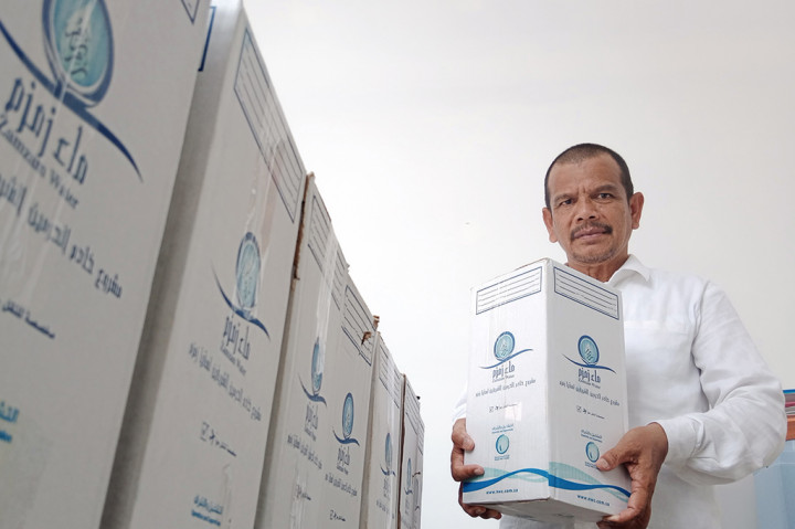 Manajemen Kantor Kementerian Agama (Kakan Kemenag) Kabupaten Pidie, Provinsi Aceh, mempercepat pendistribusian air zamzam. Meskipun para jemaah haji belum pulang ke tanah air atau masih berada di Arab Saudi, namun keluarga mereka mulai hari ini, Selasa, 25 Juni 2024 dipersilahkan menjemput air penuh berkah itu di kantor Kemenag Pidie, di Kota Sigli.