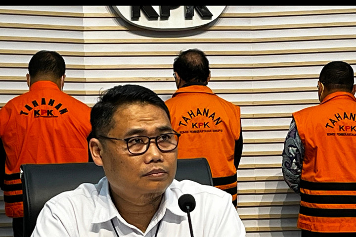 KPK juga menahan dua tersangka lain dalam kasus ini. Mereka yakni mantan Kasubdit Pengawakan dan Perbekalan Direktorat Sarana dan Prasarana Basarnas Anjar Sulistiyono dan Direktur CV Delima Mandiri William Widarta.