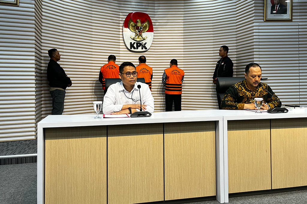 “Dilakukan penahanan untuk jangka waktu 20 hari pertama, terhitung sejak tanggal 25 Juni 2024 sampai dengan 14 Juli 2024,” kata Direktur Penyidikan KPK Asep Guntur Rahayu di Gedung Merah Putih KPK, Jakarta Selatan, Selasa, 25 Juni 2024.