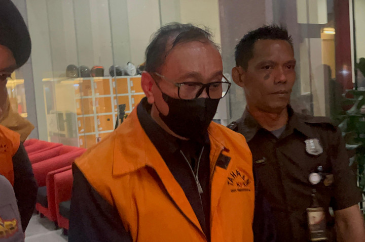 PT Trikarya Abadi Prima dan CV Delima Mandiri merupakan perusahaan yang bakal mendapatkan dua proyek itu. Harga penilaian sendiri (HPS) dalam pengadaan barang itu diduga dibuat sembarang.