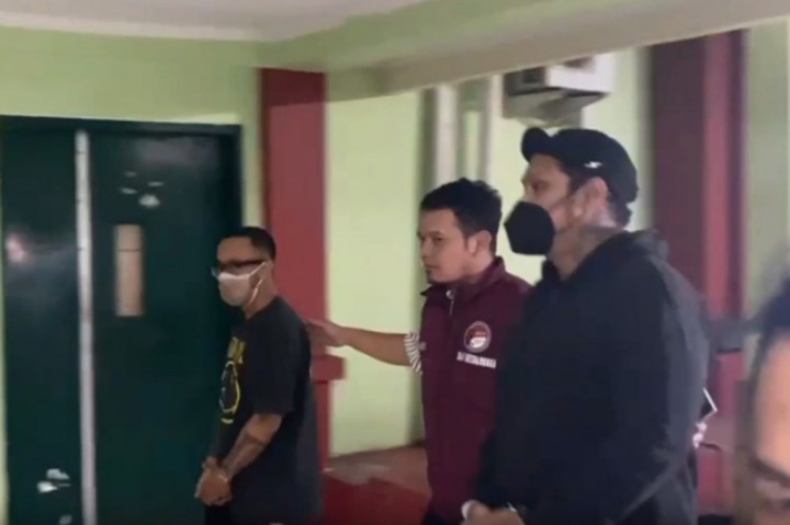 Setibanya di RSKO Cibubur, Jakarta Timur, vokalis virgoun langsung di bawa masuk oleh tim penyidik daru Sat Narkoba Polres Metro Jakarta Barat ke dalam Rumah Sakit, melalui pintu belakang.