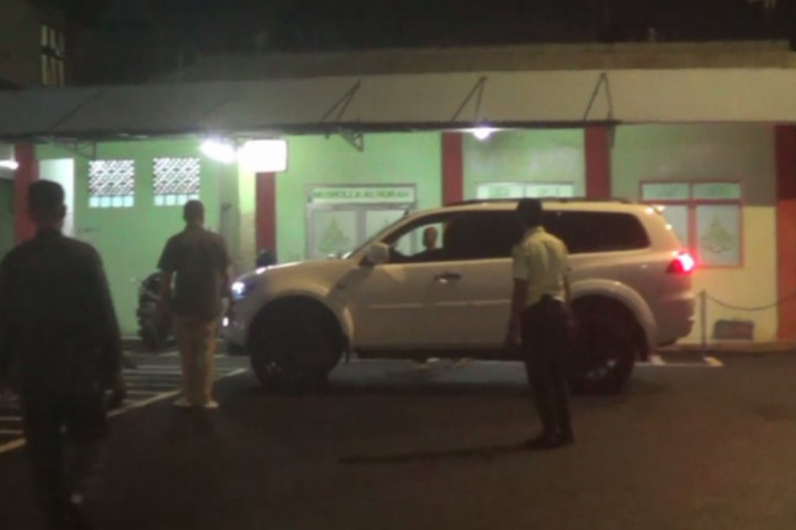 Penyanyi Virgoun, yang diamankan Polres Metro Jakarta Barat terkait penyalahgunaan narkotika, Selasa, 25 Juni 2024 malam, tiba di Rumah Sakit Ketergantungan Obat (RSKO) Cibubur, Jakarta Timur, untuk menjalani masa rehabilitasi.