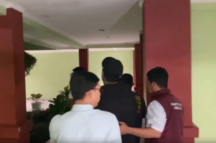 Tidak hanya sendiri, virgoun juga di bawa ke RSKO bersama satu tersangka lainnya, yakni B alias B-G-S yang merupakan kru band yang juga terlibat dalam penyalahgunaan narkoba.