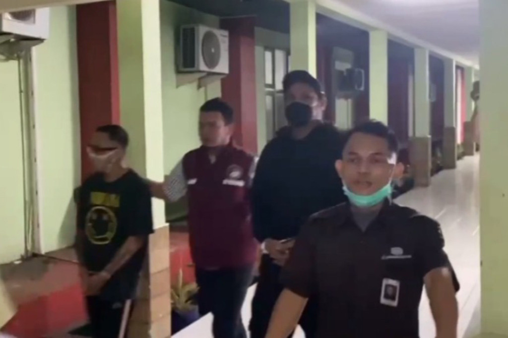Virgoun tiba dengan diantar sejumlah penyidik Satnarkoba Polres Metro Jakarta Barat.