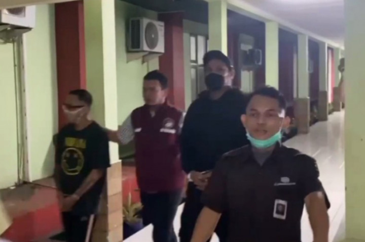 Virgoun tiba dengan diantar sejumlah penyidik Satnarkoba Polres Metro Jakarta Barat.