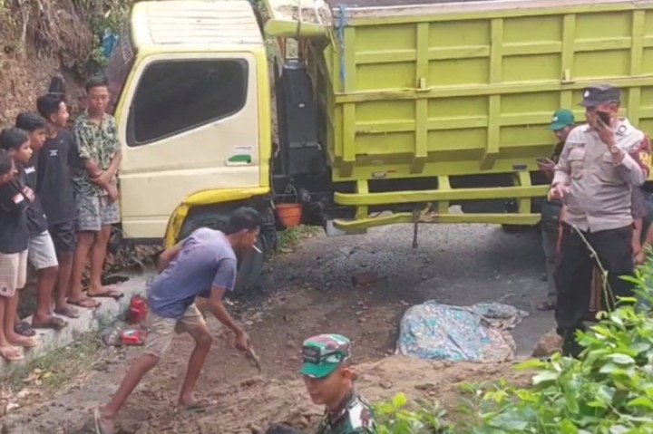 Tak kuat lewati tanjakan, sebuah truk dam sarat muatan di Kudus, Jawa Tengah, terguling dan menimpa pengendara sepeda motor yang berboncengan. Akibatnya, satu orang meninggal dunia di tempat sedangkan satu orang lainnnya alami luka parah.