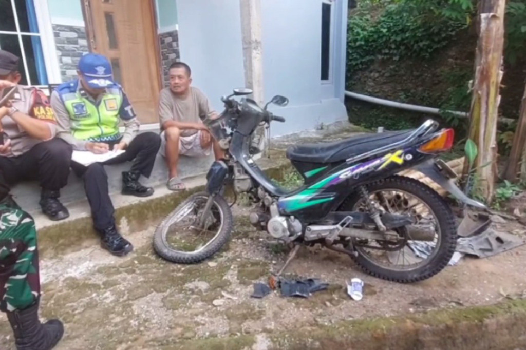 Kejadian bermula dari truk dam bernopol B 8937 XI melaju dari arah timur menuju barat. Setibanya di lokasi kejadian, truk dengan muatan tanah padas tak kuat melaju di jalan yang menanjak. Sopir truk sempat banting setir ke kanan, namun naas truk justru terbalik beserta muatanya menimpa pengendara sepeda motor bernopol K 4875 EK, yang berboncengan yang berada di belakang truk.