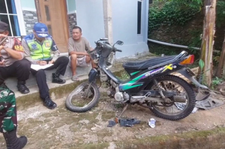 Kejadian bermula dari truk dam bernopol B 8937 XI melaju dari arah timur menuju barat. Setibanya di lokasi kejadian, truk dengan muatan tanah padas tak kuat melaju di jalan yang menanjak. Sopir truk sempat banting setir ke kanan, namun naas truk justru terbalik beserta muatanya menimpa pengendara sepeda motor bernopol K 4875 EK, yang berboncengan yang berada di belakang truk.