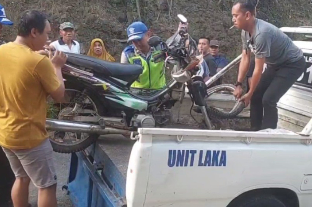 Usai kejadian, warga bergotong royong evakuasi truk beserta muatanya yang menimpa korban. Jenazah korban baru bisa dievakuasi pada Selasa petang, dibawa ke RSUD Kudus, untuk disucikan untuk kemudian di semayamkan