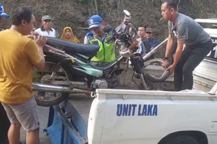 Usai kejadian, warga bergotong royong evakuasi truk beserta muatanya yang menimpa korban. Jenazah korban baru bisa dievakuasi pada Selasa petang, dibawa ke RSUD Kudus, untuk disucikan untuk kemudian di semayamkan
