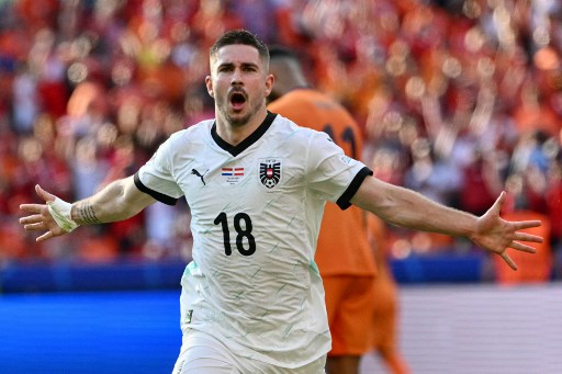Austria membuka keunggulan lewat bunuh diri Donyell Malen pada menit ke-6. Tim Oranye bisa menyamakan skor berkat gol Cody Gakpo dua menit selepas jeda. Austria kembali unggul melalui Romano Schmid pada menit ke-59. Belanda membalas sekali lagi berkat Memphis Depay pada menit ke-75.
