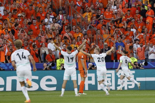 Marcel Sabitzer menjadi pahlawan kemenangan Austria setelah mencetak gol pada menit ke-80. Kemenangan ini membuat Austria secara mengejutkan finis di peringkat teratas Grup D. Austria di urutan teratas dengan enam poin, menyalip Prancis dan Belanda.