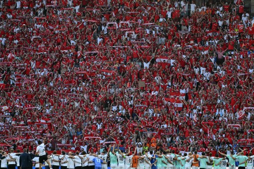 Tim Austria memenangi laga terakhir Grup D Piala Eropa 2024 melawan Belanda secara dramatis dengan skor 3-2 di Olympiastadion, Berlin, Rabu, 26 Juni 202 dini hari WIB. Para suporter Das Team - julukan timnas Austria - larut dalam euforia kemenangan timnya.