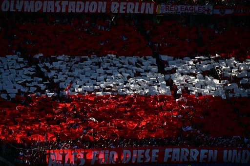 Suporter Austria yang memerahkan kota Berlin tak hentinya menyanyikan yel-yel di berbagai sudut kota Berlin. Termasuk di kawasan Olympiastadion dan Fan Zone. Mereka berpesta di tengah kekecewaan mendalam para pendukung Belanda.