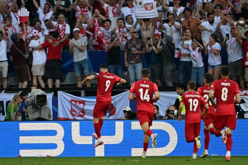 Masing-masing gol kedua tim dicetak melalui tendangan penalti. Kylian Mbappe membuka keunggulan untuk Prancis, sebelum Polandia menyamakan kedudukan berkat Robert Lewandowski.