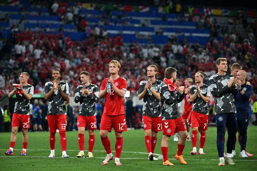 Denmark mendominasi babak pertama, namun ketika memasuki babak kedua, giliran Serbia yang tampil lebih dominan, namun tak ada gol yang tercipta selama 90 menit.