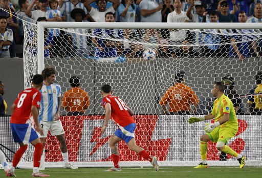 Penyerang Inter Milan itu mencetak gol pada menit ke-88, setelah bola liar hasil tendangan pojok dari mega bintang Lionel Messi, berada tepat di kaki Martinez.