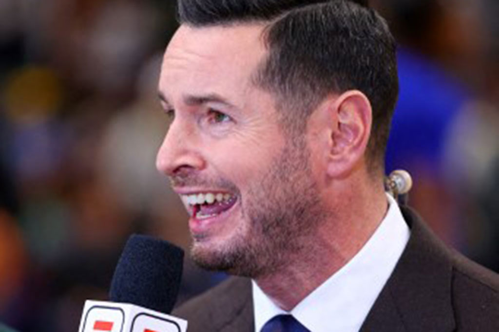 JJ Redick, mantan pembawa acara podcast dan analis NBA, resmi diperkenalkan sebagai pelatih Los Angeles Lakers. Redick mengakui kekurangan terbesar dalam resumenya yaitu minim pengalaman dalam melatih tim bola basket NBA. 