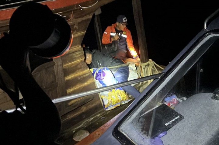 Tim gabungan pada Sabtu, 15 Juni berhasil menangkap kapal dengan tiga awak yang berusaha melarikan diri dengan cara melompat ke laut. Dari pemeriksaan terhadap salah satu awak dan kapal, ditemukan barang diduga narkotika jenis sabu sebanyak 180 bungkus yang dimasukkan ke dalam sembilan karung.