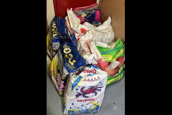 Atas perbuatannya, kedua tersangka dijerat dengan Pasal 114 ayat (2) Sub Pasal 112 ayat (2) juncyo, Sub Pasal 115 Ayat (2) dan Pasal 132 Undang-Undang RI Nomor 35 tahun 2009 tentang narkotika dengan ancaman pidana paling pama 20 tahun, penjara seumur hidup atau hukuman mati.