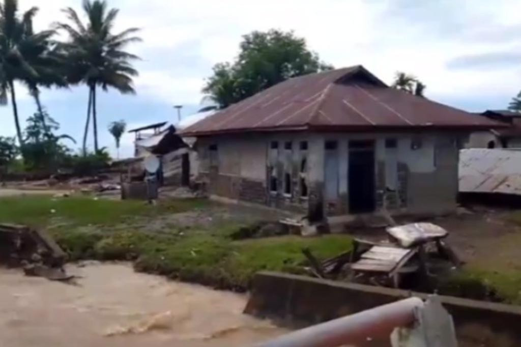 Akibat intensitas curah hujan yang sangat tinggi, menyebabkan 13 unit rumah di Kecamatan Gane Timur, Kabupaten Halmahera Selatan mengalami rusak berat lantaran dilanda banjir bandang pada 23 hingga 24 Juni kemarin. Saat ini BPBD setempat tengah mendistribusikan logistik kepada masyarakat terdampak banjir.