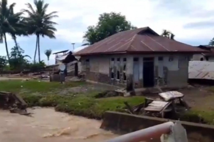 Akibat intensitas curah hujan yang sangat tinggi, menyebabkan 13 unit rumah di Kecamatan Gane Timur, Kabupaten Halmahera Selatan mengalami rusak berat lantaran dilanda banjir bandang pada 23 hingga 24 Juni kemarin. Saat ini BPBD setempat tengah mendistribusikan logistik kepada masyarakat terdampak banjir.