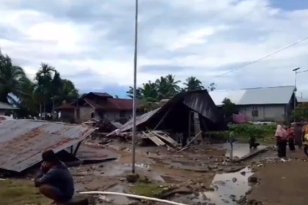 Banjir tersebut melanda Desa Fida Akelamo, Desa Kebun Raja, Desa Maffa, Desa Foya, Desa Kota Low, Desa Tobaru, Desa Foya Tobaru, dan Desa Waimily di Kecamatan Gane Timur.