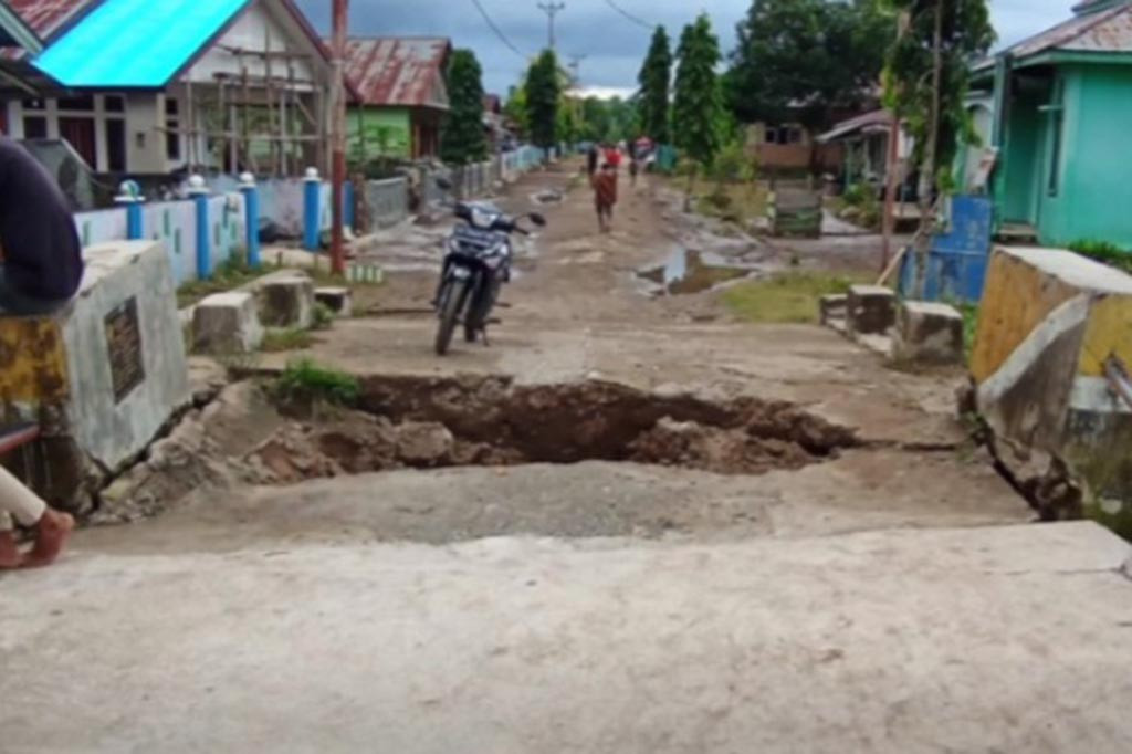 Banjir setinggi 1 meter ini menyebabkan 13 unit rumah rusak berat dan 13 unit rumah rusak. Selain itu, jembatan penghubung antar desa jebol akibat diterjang arus banjir.