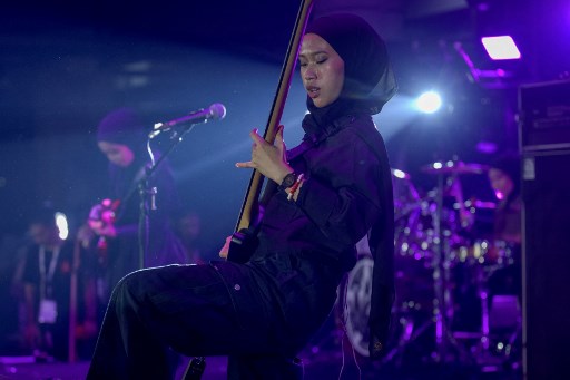 Ketika tiga gadis remaja asal Garut, Jawa Barat membentuk band metal 10 tahun lalu untuk bernyanyi tentang kesetaraan gender dan perdamaian dengan gitar dan drum yang menegangkan, mereka hampir tidak bermimbi bahwa suatu hari nanti akan tampil di Glastonbury.