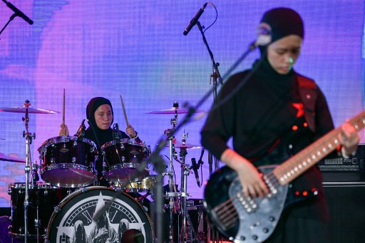 Penampilan mereka akan menandai pencapaian terbaru dalam karir liarnya yang telah menyaksikan Firda Kurnia (gitar dan vokal), Widi Rahmawati (bass) dan Euis Siti Aisah (drum) mengumpulkan basis penggemar yang besar, sambil menantang stereotip gender dalam masyarakat Indonesia yang didominasi laki-laki.