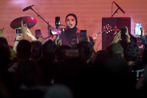 “Sejujurnya, Glastonbury tidak ada dalam daftar keinginan kami karena kami merasa itu adalah mimpi yang terlalu tinggi,” kata Euis, 24 tahun, kepada AFP.