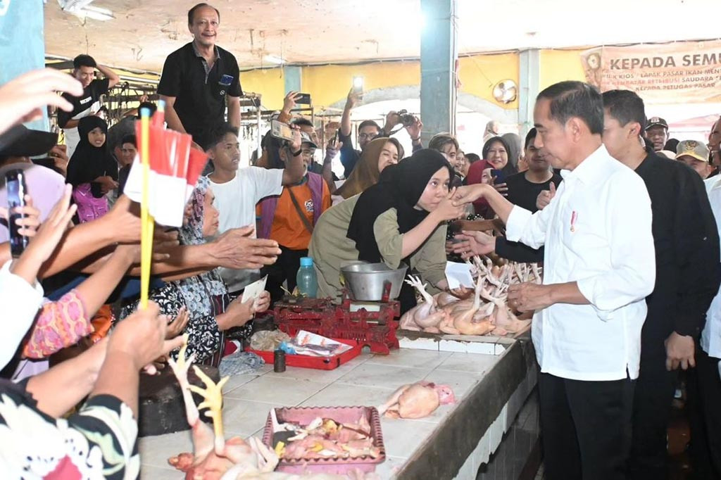 Presiden juga memastikan bahwa distribusi bahan pangan dari Jawa ke Kalimantan berjalan lancar. Hal tersebut tercermin dari stabilnya harga bahan-bahan pokok di Kotawaringin Timur meskipun bahannya dipasok dari Jawa.