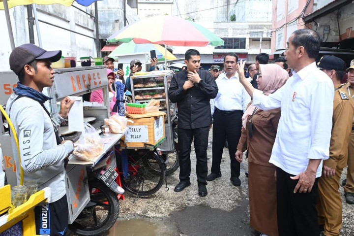 Presiden Joko Widodo melakukan peninjauan harga di Pasar Pusat Perbelanjaan Mentaya, Kabupaten Kotawaringin Timur, Provinsi Kalimantan Tengah, pada Rabu, 26 Juni 2024. Kunjungan Presiden ini bertujuan untuk memastikan stabilitas harga dan ketersediaan bahan pangan di seluruh wilayah Indonesia.