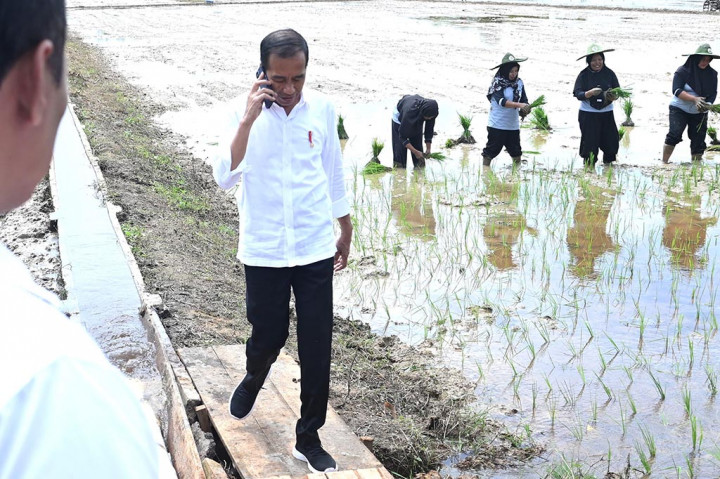 “Banyak negara yang sebelumnya ekspor beras menjadi dipakai untuk dirinya sendiri. Negara kita juga sama, perkiraan dari BMKG nanti Juli, Agustus, September, Oktober dan mudah-mudahan enggak terus itu akan ada gelombang panas, kekeringan, yang itu harus diantisipasi. Oleh sebab itu disiapkan dulu antisipasinya, yang namanya pompanisasi,” ujarnya.