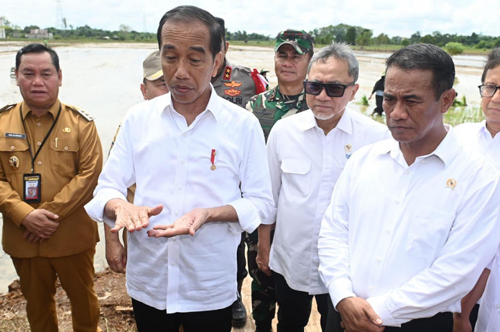 Dalam kesempatan itu, Presiden Jokowi juga berinteraksi langsung dengan para petani. Menurut petani setempat, keberadaan pompa sudah memungkinkan peningkatan frekuensi panen.