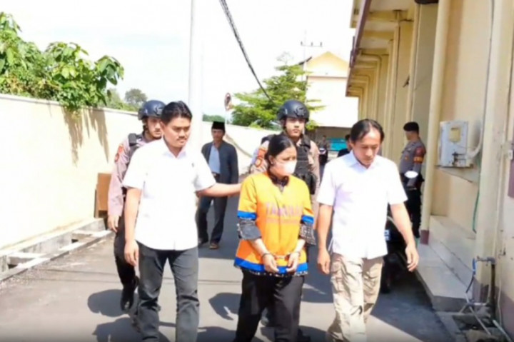 Unit 1 Tipidum Sat Reskrim Polres Probolinggo bersama Kejaksaan Negeri Kabupaten Probolinggo, Jawa Timur, melakukan penangkapan terhadap Arsumi E Maharani (34), seorang wanita yang menjadi pelaku tindak penipuan.