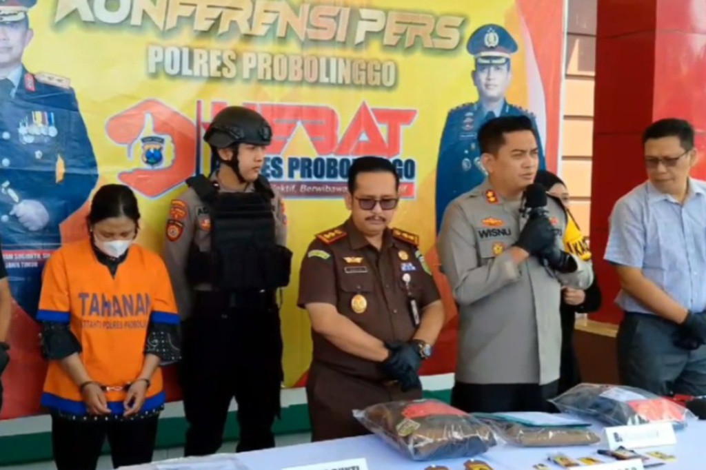 Warga asal Dusun Aluran Timur, Desa Cukurguling Kecamatan Lumbang, Kabupaten Pasuruan tersebut ditangkap petugas, gegara diduga melakukan tindak pidana penipuan, atau penggelapan terhadap sejumlah orang dengan modus mengaku sebagai pegawai kejaksaan.