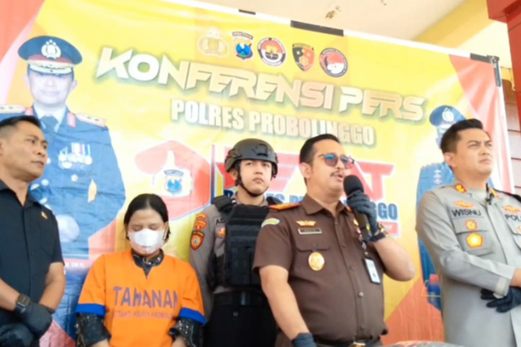 Kapolres Probolinggo, AKBP Wisnu Wardana mengatakan, tindak penipuan yang dilakukan pelaku, yakni menjanjikan korban bekerja sebagai pegawai Kejaksaan Negeri Kabupaten Probolinggo.