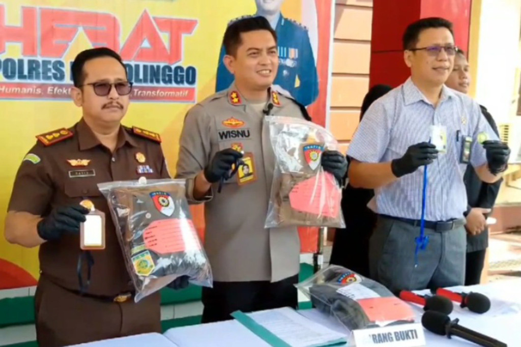 Guna memuluskan aksinya, pelaku berlagak menjadi intel bagian luar Kejaksaan Negeri Kabupaten Probolinggo. Pelaku bahkan melengkapi dirinya, dengan seragam kejaksaan dan membuat SK sendiri.