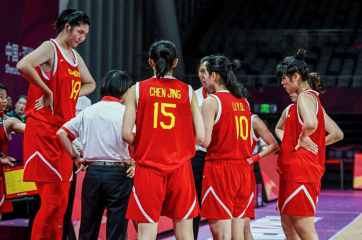 Seorang pemain bola basket wanita Tiongkok berusia 17 tahun diperkirakan akan menjadi yang tertinggi, bahkan dibandingkan dengan Yao Ming setelah menggunakan keunggulan tinggi badannya untuk mendominasi turnamen internasional.