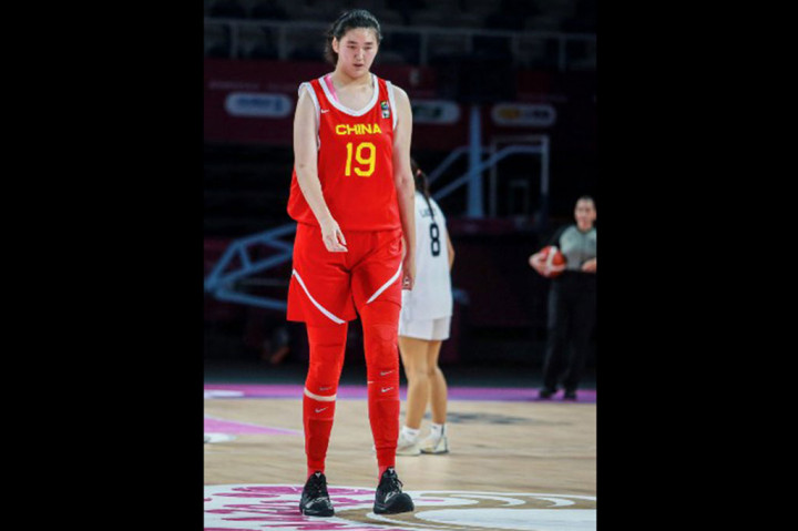 Tiongkok kemudian mengalahkan Selandia Baru 90-68 pada hari Selasa, 25 Juni, dengan remaja tersebut membukukan poin tertinggi dalam tim, yaitu 36 poin. Dia juga mengemas 13 rebound.