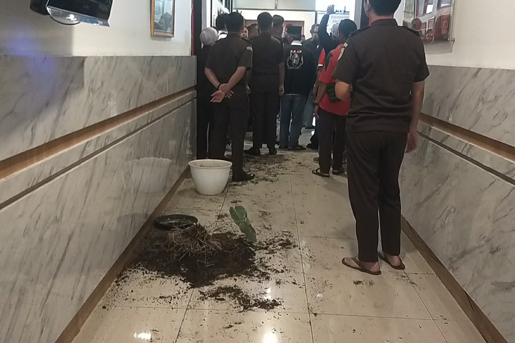 Massa aksi terus berterik-teriak dan mereka melakukan pemukulan papan nama beberapa kali berada di depan hingga penendangan dan mendobrak pintu terjadi dengan cara didorong paksa. Puluhan massa ormas gabungan terus merangsak ke dalam ruangan dan melakukan sweeping, mencari seorang jaksa seksi pidana umum (Kasipidum).