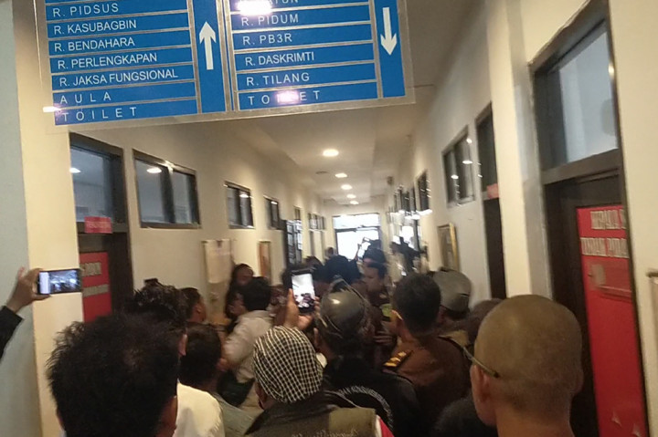 Pantauan di Kantor Kejaksaan Negeri (Kejari) Kota Tasikmalaya, puluhan ormas gabungan yang mengendari sepeda motor masuk pintu utama tepatnya berada di ruangan tunggu dan mereka berteriak-teriak dengan berbagai kata kekesalan yang memintanya agar Kejaksaan dapat melepaskan seorang korban. Namun, dalam suasana itu semakin memanas ketika pintu masuk dalam kondisi terkunci dan hanya seorang satpam menunggu arahan.