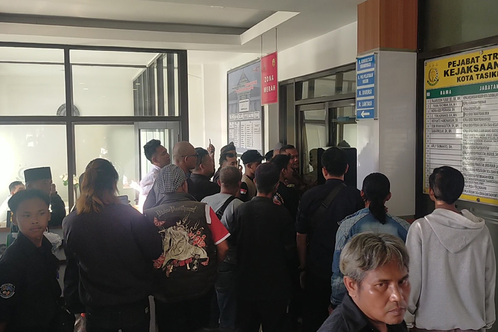 Kedatangan ormas gabungan tersebut, tidak ada satupun Kejaksaan yang menerima hanya seorang Jaksa berusaha menenangkan massa malah sempat terkena pukulan. Massa aksi makin memanas dan dari mereka menendang pot bunga hingga menyebababkan kerusakan termasuk televisi dinding promosi ditarik dan puluhan massa baru terhenti ketika ditemui Kepala Seksi (Kasi) Pidana Khusus (Pidsus) Hamonangan.