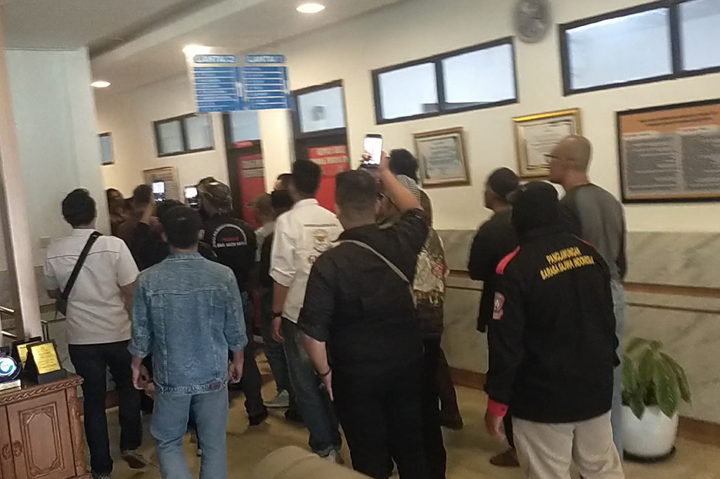 Puluhan ormas gabungan di Kota Tasikmalaya melakukan aksi sweeping dengan mendobrak pintu masuk ruangan Kejaksaan Negeri Kota Tasikmalaya, di Jalan Ir Djuanda, Kecamatan Cipedes, Kota Tasikmalaya, Jawa Barat. Masa aksi yang datang dengan sepeda motor hanya mencari seorang jaksa seksi pidana umum (Kasipidum).