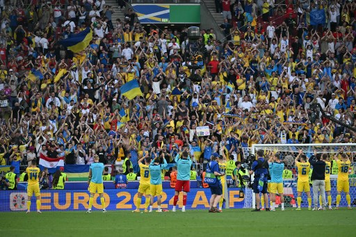 Sebaliknya, Ukraina tak dapat melanjutkan langkah ke babak 16 besar meski mengoleksi empat poin, sama dengan tiga tim lainnya di grup ini. Ukraina kalah selisih margin gol dari Rumania, Belgia, dan Slovenia.
