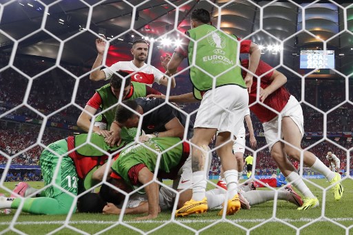 Turki melaju ke babak 16 besar Euro 2024 setelah mengalahkan Republik Ceko 2-1 pada pertandingan terakhir Grup F di Stadion Volksparkstadion, Hamburg, Kamis, 27 Juni 2024 dini hari WIB.