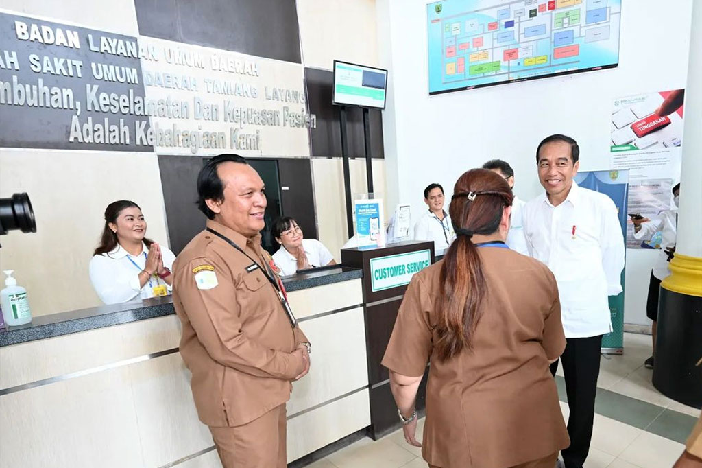 Presiden Joko Widodo (Jokowi) meninjau Rumah Sakit Umum Daerah (RSUD) Tamiang Layang di Kabupaten Barito Timur, Kalimantan Tengah (Kalteng), guna memastikan kesiapan RS tersebut menerima dan mengoperasikan peralatan medis canggih dari pemerintah.